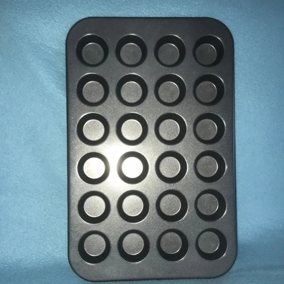 Mini muffins or cupcake bakeware teflon coated thick rolled edges makes 24 - Picture 3 of 9